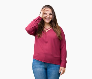 Artı boyutu genç kadın gülümsüyor, parmakları ile mutlu yüz üzerinden seyir göz el ile ok jest yapıyor izole arka plan güzel.