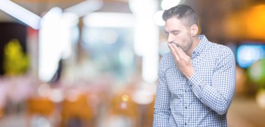 Yakışıklı delikanlı izole arka plan üzerinde el ile ağız kapsayan yorgun esneme sıkılmış. Restless ve uyku hali.