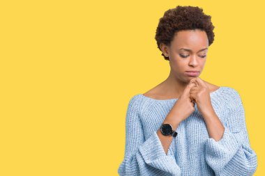 İzole arka plan üzerinde bir kazak giyen genç güzel Afrikalı-Amerikalı kadın depresif ve kızgın ve korkmuş ağlıyor sıkıntı için endişeleniyorum. Üzgün ifade.