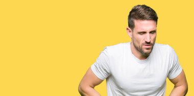 Yakışıklı adam çünkü mide üzerinde el ile rahat beyaz t-shirt giyen mide bulantısı, ağrılı hastalık hasta hissediyor. Ağrısı kavramı.