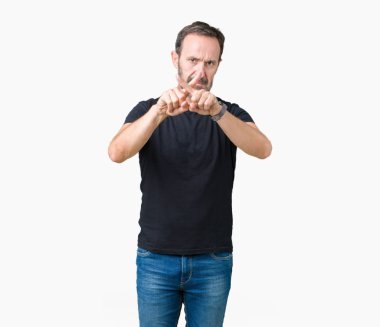 Yakışıklı orta yaş ağarmış üst düzey adam izole arka plan ret ifade geçiş parmakları eksi işareti yapıyor