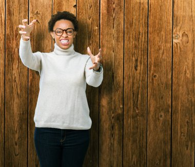 Genç güzel Afrikalı-Amerikalı kadın üzerinde gözlük takan arka plan boğazlamak istiyor eller öfke ile sinirli bağırarak deli bağırıp izole