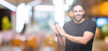 İzole genç yakışıklı adam arka plan Clapping ve mutlu ve neşeli, gururlu gülümseyen birlikte eller alkış