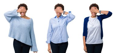 Gülümsüyor ve gözleri için sürpriz kapsayan yüz el ile gülüyor izole arka plan üzerinde afro saçlı genç Afro-Amerikan kadın. Kör kavramı.