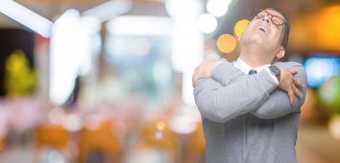 Orta Çağ Bussines Arap adam izole arka plan üzerinde gözlük giyiyor kendini mutlu ve olumlu, gülümsüyor kendine güvenen. Öz sevgi ve öz bakım