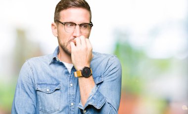 Gözlük giyen yakışıklı adam vurgulandı ve ağız ısırma çivi elleri ile gergin. Anksiyete sorunu.