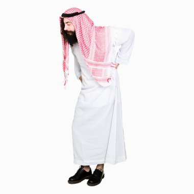 Arap iş adamı uzun saç giyen geleneksel keffiyeh ile el ile geri, kas ağrısı dokunmadan acı sırt ağrısı, eşarp