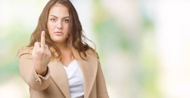 Artı boyutu genç kadın izole arka plan üzerinde kış ceket giyen güzel gösteren orta parmak, kaba ve kaba fuck ifade