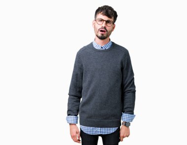 Şüpheci ve alaycı, şok karşısında izole arka plan üzerinde gözlük takan genç yakışıklı akıllı adam açık ağız ile şaşırttı