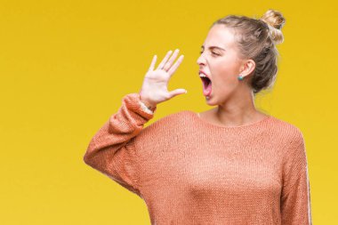 Güzel sarışın genç kadın bağırarak ve ağzı üzerinde el ile yan için çığlık izole arka plan üzerinde. İletişim kavramı.