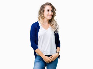 Güzel sarışın genç kadın uzak tarafına yüzünde, doğal ifade gülümseme ile seyir izole arka plan üzerinde. Kendine güvenen gülüyor.