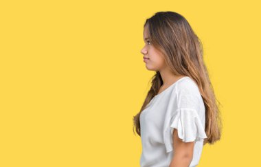 Genç güzel esmer iş kadını izole arka tarafına, seyir üzerinde dinlenmek doğal yüz emin gülümseme ile pozuyla profili.