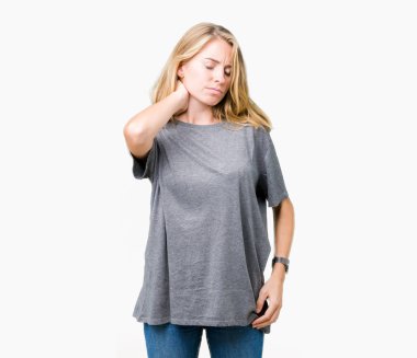 Büyük boy rahat t-shirt üzerinde izole giyen güzel genç kadın arka plan ile el, kas ağrısı boyun dokunmadan acı boyun ağrısı yaralanma,