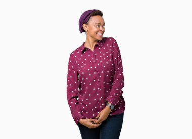 Üzerinde başörtüsü giyen güzel genç Afro-Amerikan kadın arka plan uzak tarafına gülümseme ile yüzünde, doğal ifade arıyorum izole. Kendine güvenen gülüyor.