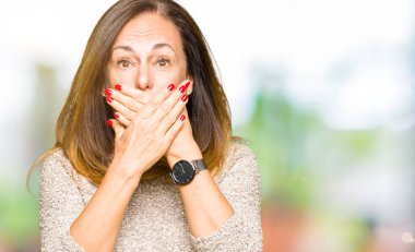 Moda kazak ağız hata için elleriyle kapsayan şok giyen güzel orta yaş kadın. Gizli kavramı.