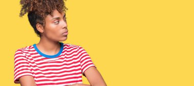 İzole arka tarafına silahlarla seyir gülümseyen güzel genç Afro-Amerikan kadın ikna ve kendine güvenen geçti