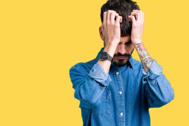 Yakışıklı delikanlı çünkü umutsuz ve stresli baş ağrısı acı izole arka plan üzerinde ağrı ve migren. Ellerini kafasına.