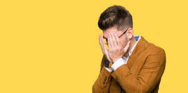 Üzgün ifade yüz eller ile ağlayarak süre kapsayan ile gözlüklü genç yakışıklı iş adamı. Depresyon kavramı.