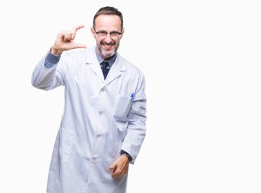 İzole arka plan gülümseyen ve boyutu işaret parmaklı ararken ve kamera işi el ile kendinden emin eller üzerinde beyaz önlük giyen orta yaş üst düzey ağarmış profesyonel adam. Ölçü kavramı.