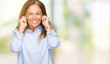 Güzel orta yaş iş yetişkin kadın parmakları ile yüksek sesle müzik gürültü rahatsız ifade kulaklarıyla kapsayan izole arka plan yüzünden. Sağır kavramı.