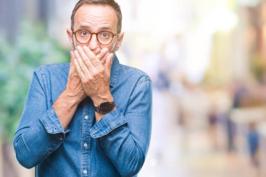 Orta yaş ağarmış komuta sizde üzerinde gözlük takan arka plan ağız hata için elleriyle kapsayan şok izole. Gizli kavramı.