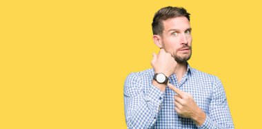 Acele işaret içinde mavi gözlü yakışıklı iş adamı-zamanlı, sabırsızlık, üzgün ve kızgın son tarih gecikme için izlemek için