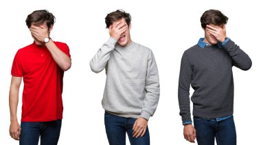 Beyaz izole arka plan üzerinde genç adam kolaj gülümseyen ve sürpriz için gözleri kapsayan yüzünde el ile gülüyor. Kör kavram.