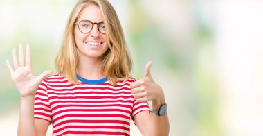 Güzel genç kadın gözlük gösterilen ve parmakları ile işaret izole arka plan üzerinde kendinden emin ve mutlu gülümseyerek süre 6 numara.