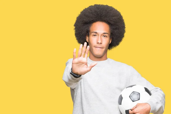 Joven Afroamericano Con Pelo Afro Sosteniendo Pelota Fútbol Con Mano —  Fotos de Stock