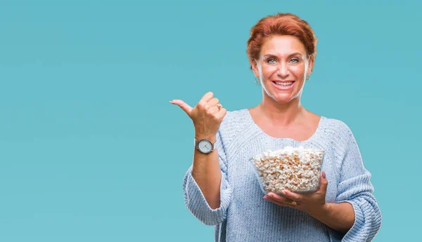 Attraktive Ältere Kaukasische Rothaarige Isst Popcorn Über Isoliertem Hintergrund Und — Stockfoto