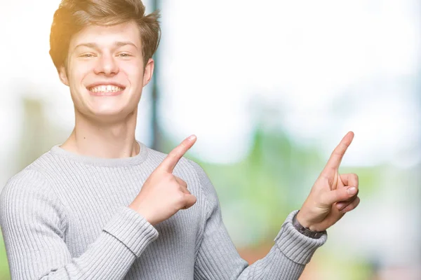 Joven Hombre Guapo Con Suéter Invierno Sobre Fondo Aislado Sonriendo —  Fotos de Stock