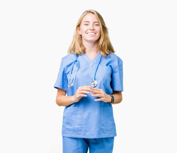 Bela Jovem Médica Mulher Vestindo Uniforme Médico Sobre Fundo Isolado — Fotografia de Stock