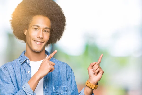 Unga Afroamerikanska Man Med Afrohår Leende Och Tittar Kameran Pekar — Stockfoto