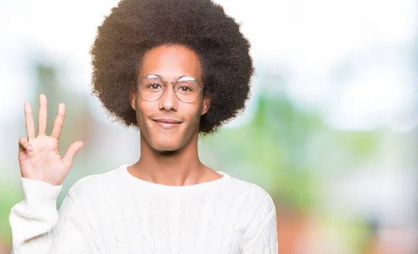 Joven Hombre Afroamericano Con Cabello Afro Usando Gafas Que Muestran — Foto de Stock