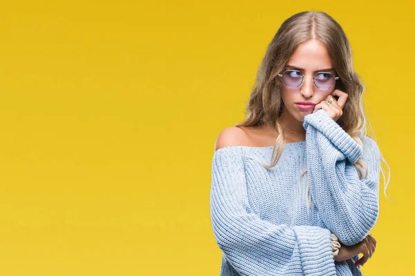 Hermosa Mujer Rubia Joven Con Gafas Sol Sobre Fondo Aislado — Foto de Stock