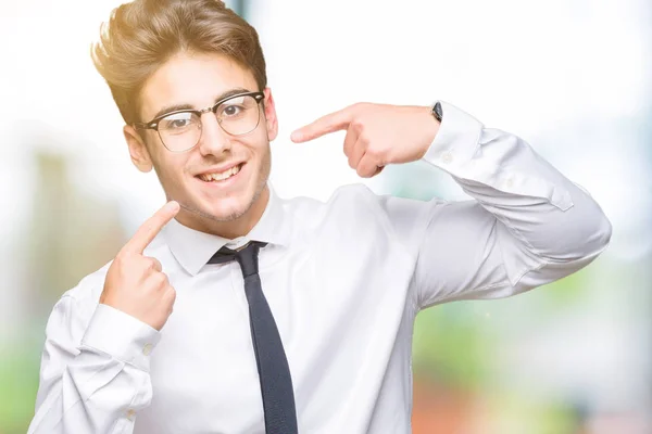 Joven Hombre Negocios Con Gafas Sobre Fondo Aislado Sonriendo Confiado —  Fotos de Stock