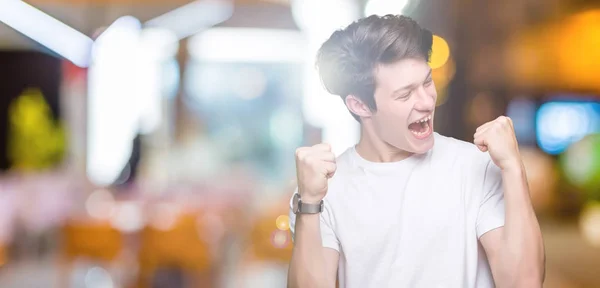 Homem Bonito Jovem Vestindo Casual Shirt Branca Sobre Fundo Isolado — Fotografia de Stock