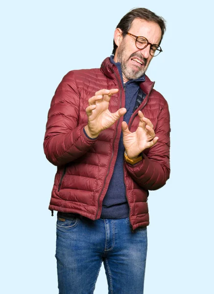 Homem Bonito Meia Idade Usando Óculos Casaco Inverno Expressão Enojada — Fotografia de Stock