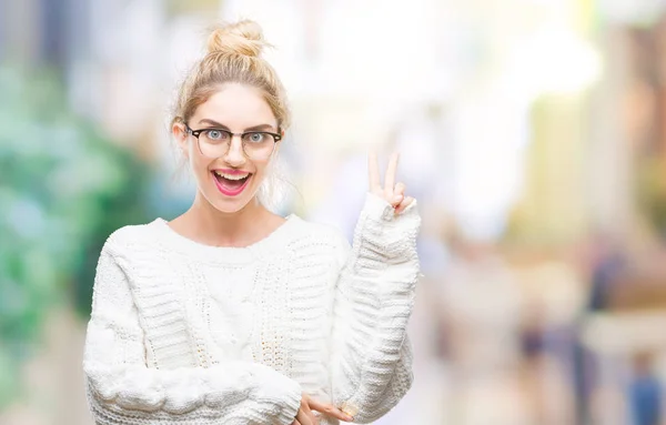 Joven Mujer Rubia Hermosa Con Gafas Sobre Fondo Aislado Sonriendo — Foto de Stock