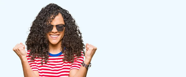 Jovem Mulher Bonita Com Cabelos Encaracolados Vestindo Óculos Sol Celebrando — Fotografia de Stock