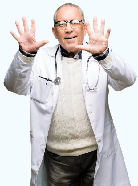 Handsome Senior Läkare Man Bär Medicinsk Päls Visar Och Pekar — Stockfoto