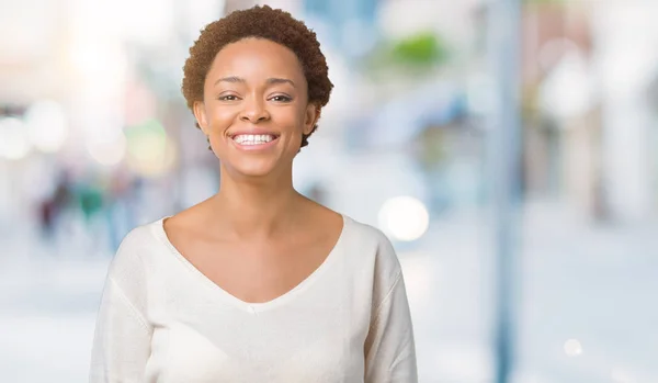 Jonge African American Vrouw Geïsoleerde Achtergrond Met Een Gelukkig Cool — Stockfoto