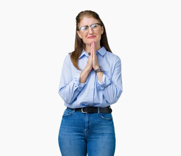 美しい中年成熟したビジネスの女性両手一緒に許しが自信を持って笑顔を求めて祈って分離の背景に眼鏡 — ストック写真