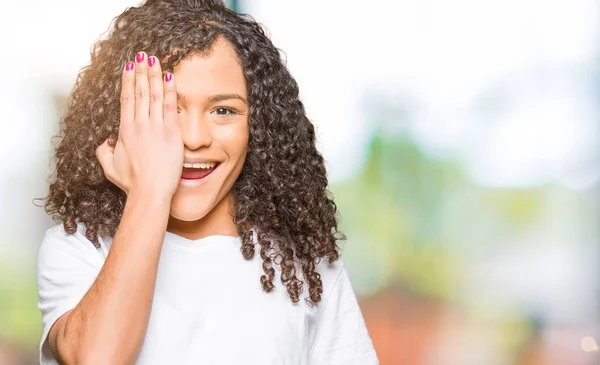 Joven Hermosa Mujer Con Pelo Rizado Usando Camiseta Blanca Que — Foto de Stock