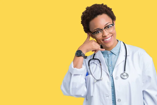 Joven Mujer Médica Afroamericana Con Abrigo Médico Sobre Fondo Aislado — Foto de Stock