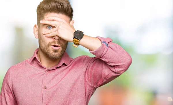 Junger Gutaussehender Geschäftsmann Der Schockiert Gesicht Und Augen Mit Der — Stockfoto