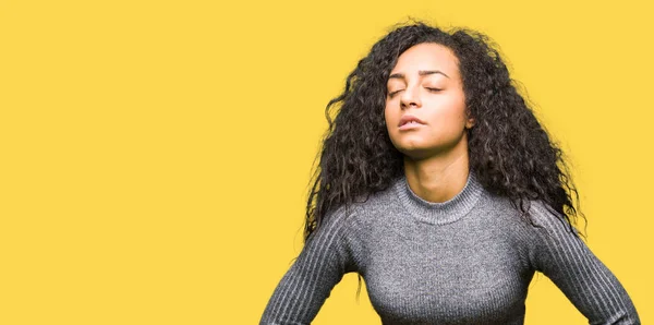 Menina Bonita Nova Com Cabelo Encaracolado Com Mão Estômago Porque — Fotografia de Stock