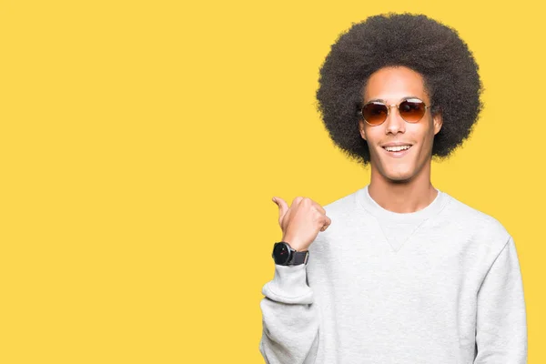 Junger Afrikanisch Amerikanischer Mann Mit Afro Haaren Trägt Sonnenbrille Lächelt — Stockfoto