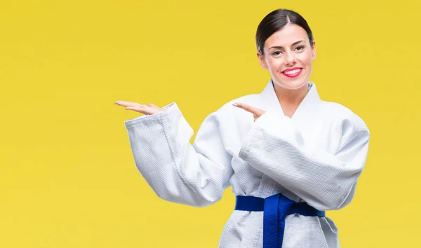 Jovem Mulher Bonita Vestindo Uniforme Kimono Karatê Sobre Fundo Isolado — Fotografia de Stock