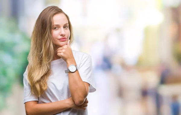 Fiatal Gyönyörű Szőke Visel Alkalmi Fehér Póló Elszigetelt Háttér Keresi — Stock Fotó